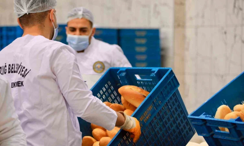 Elazığ'da halk ekmek 53 noktada vatandaşlarla buluşuyor