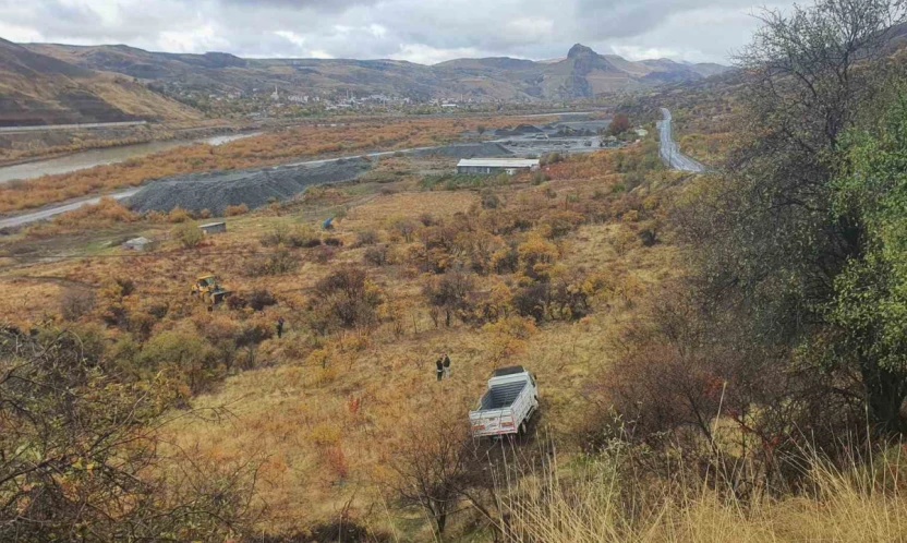 Elazığ'da kamyonet şarampole uçtu