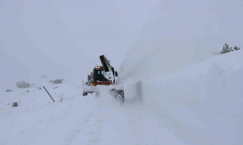 Elazığ'da kapalı köy yollarında çalışmalar sürüyor