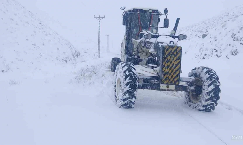 Elazığ'da kar etkili oldu: 482 köy yolu ulaşıma kapandı