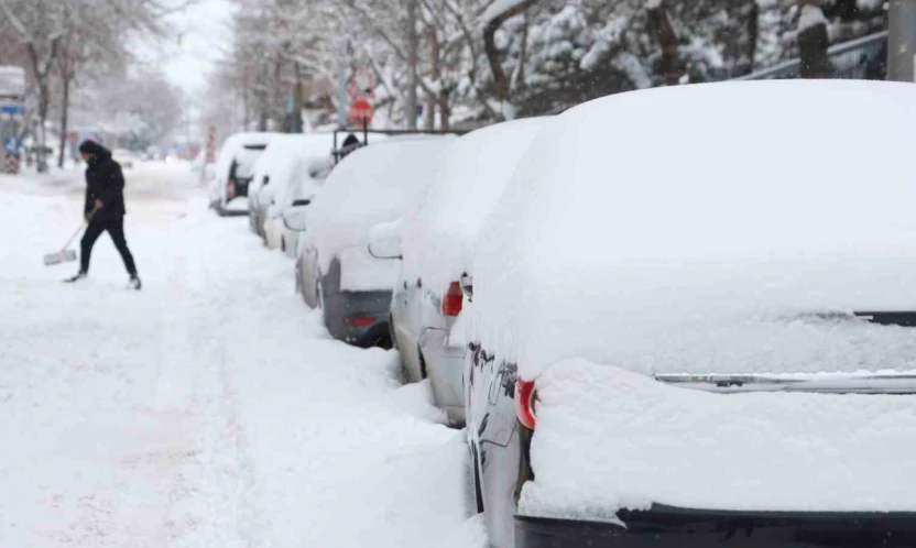 Elazığ'da kar kalınlığı 20 santimetreyi buldu, araçlar görünmez hale geldi