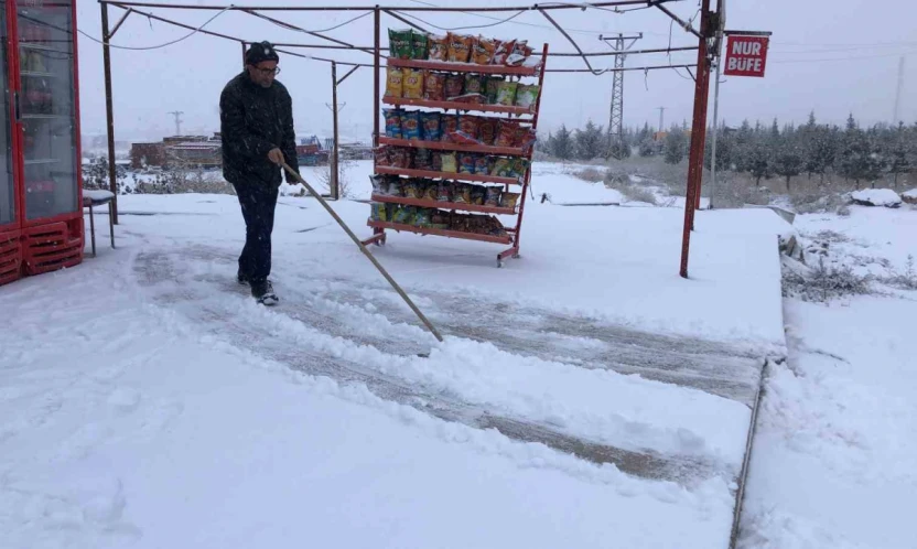Elazığ'da kar yağışı etkili oldu, kent beyaza büründü