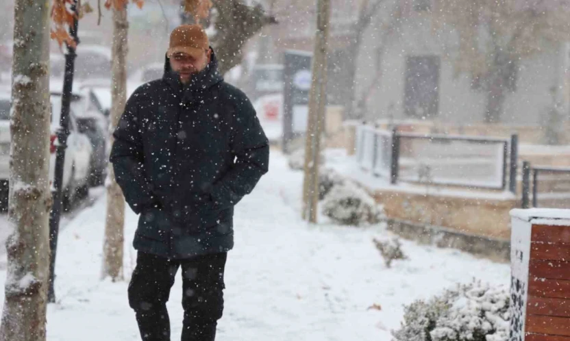 Elazığ'da kar yağışı sürüyor: 4 bin yıllık tarihi Harput beyaza büründü