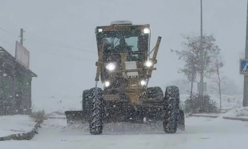 Elazığ'da kar yağışıyla birlikte, belediye ekipleri çalışmalara başladı