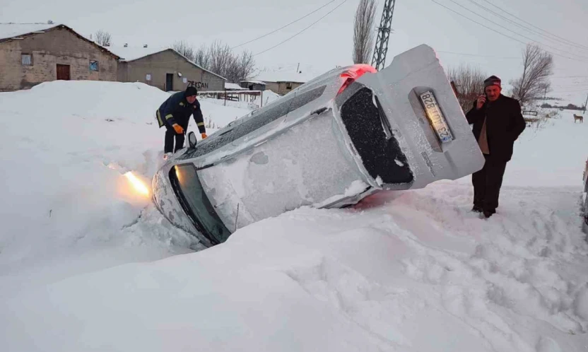 Elazığ'da karda kayan hafif ticari araç devrildi: 2 yaralı