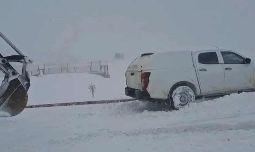 Elazığ'da karda mahsur kalan araçlar kurtarıldı