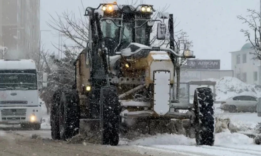 Elazığ'da karla mücadele çalışmaları sürüyor