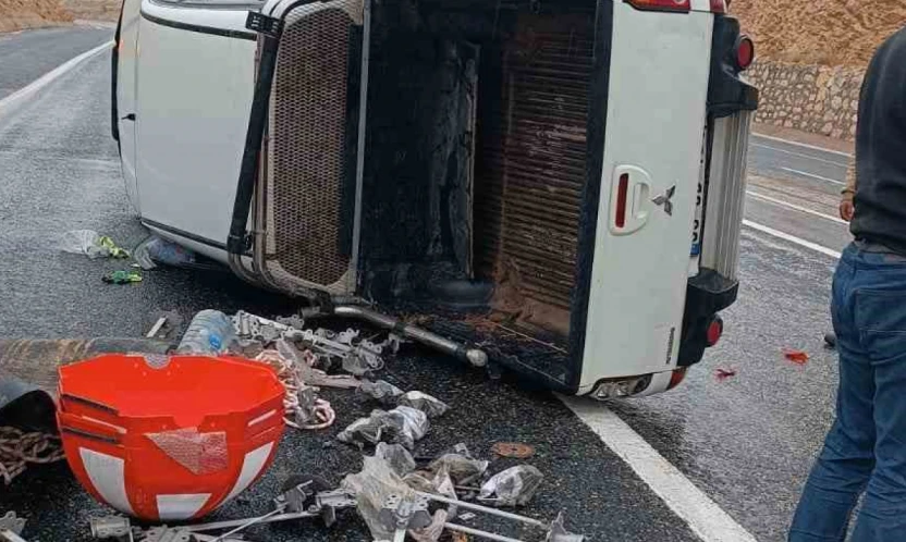 Elazığ'da kaygan yolda kamyonet devrildi