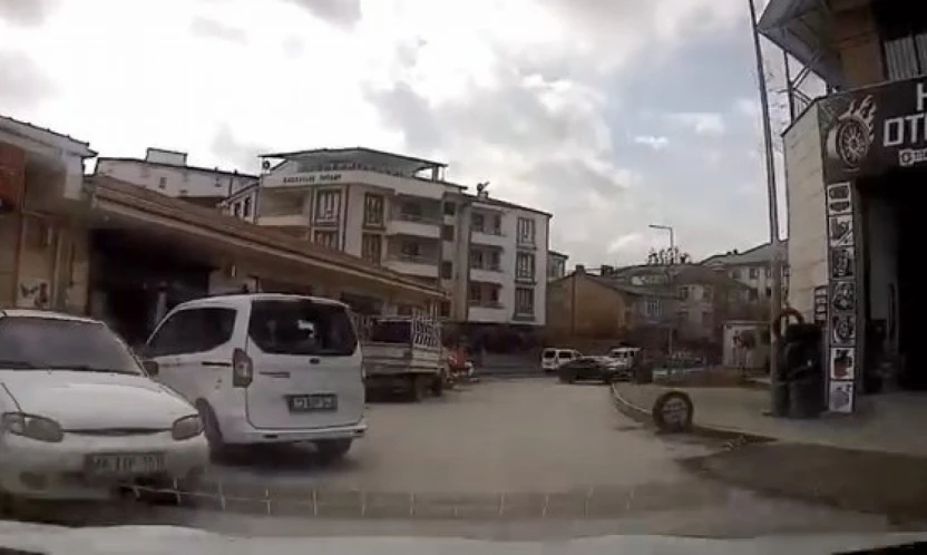 Elazığ'da kaza ucuz atlatıldı: Saniyelerle ölümden döndü