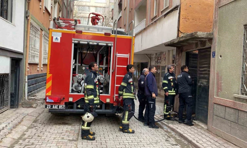 Elazığ'da metruk binada yangın