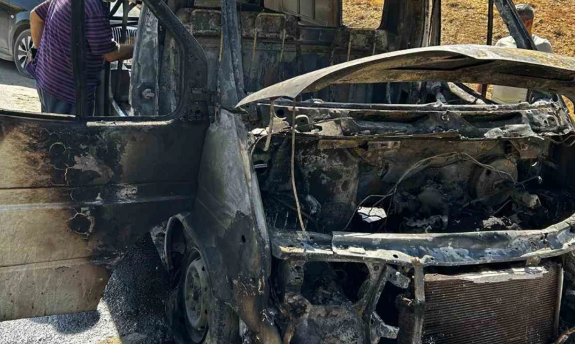 Elazığ'da minibüs küle döndü