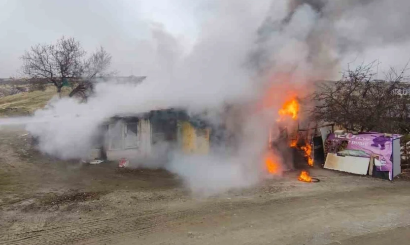 Elazığ'da odunluk deposunda yangın