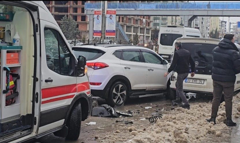 Elazığ'da otomobil ile taksi çarpıştı: 1 yaralı