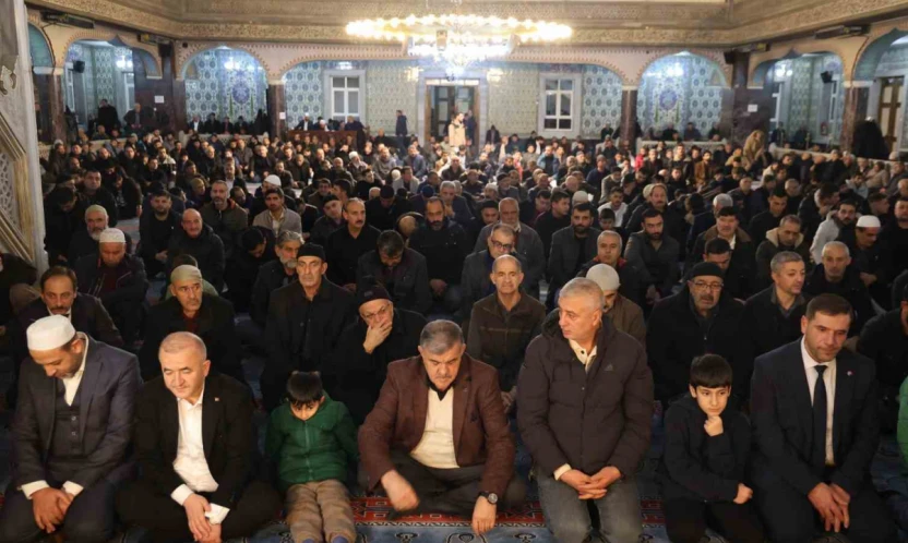 Elazığ'da Regaip Kandili'nde vatandaşlar camilere akın etti