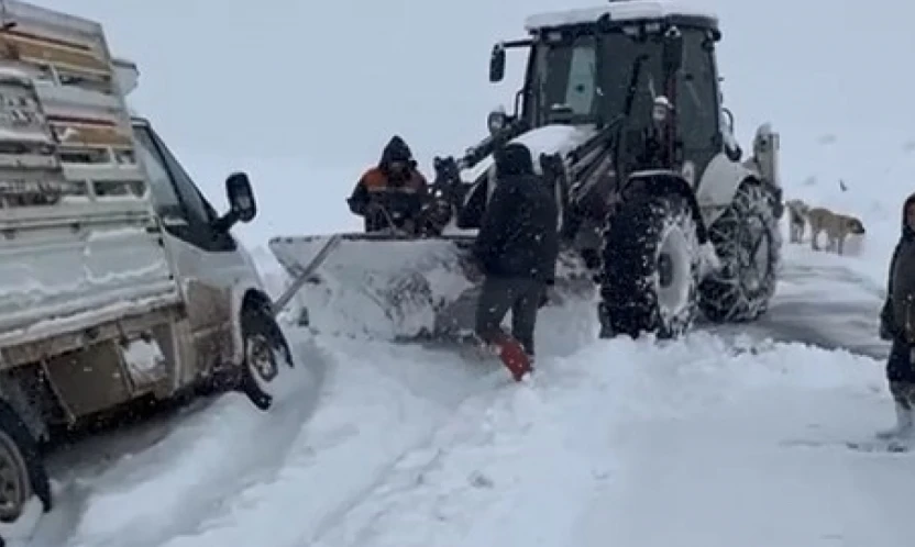 Elazığ'da şarampole düşen araç kurtarıldı
