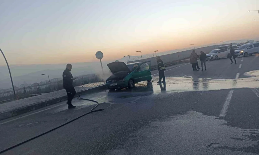 Elazığ'da seyir halindeki araç alev aldı