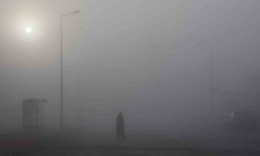 Elazığ'da sis görüş mesafesini 5 metreye düşürdü