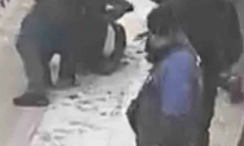 Elazığ'da sokak ortasında tekme tokat kavga: O anlar kamerada