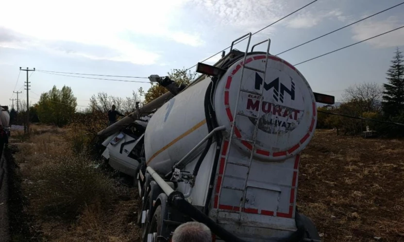 Elazığ'da tır elektrik direğine çarptı: 1 yaralı