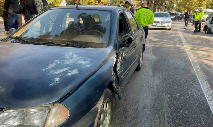 Elazığ'da trafik kazası: Hafif ticari araç ile otomobil çarpıştı
