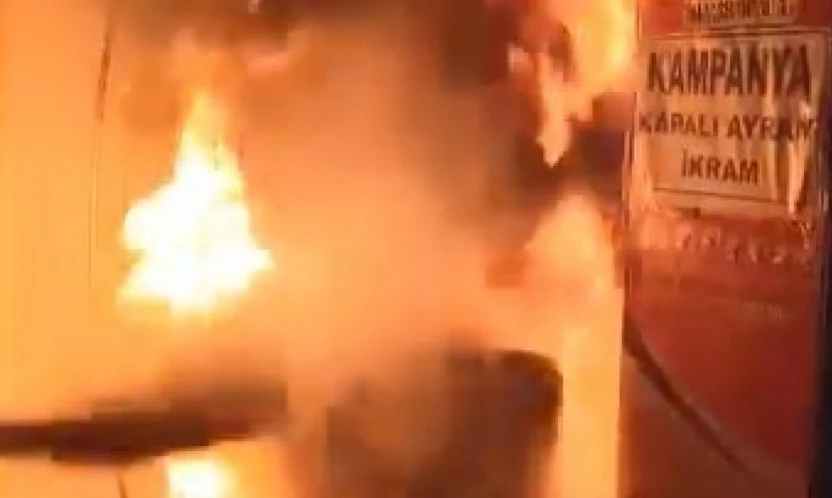 Elazığ'da yanan işletmenin yardımına esnaf yetişti