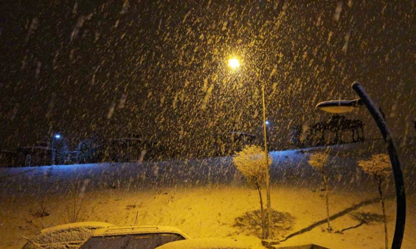 Elazığ'da yoğun kar yağışı başladı