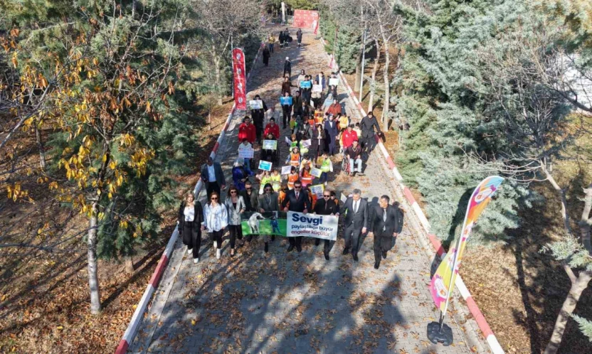 Elazığ Hipodromu'nda öğrenciler tekerlekli sandalye, görme ve işitme engeline yönelik parkurları deneyimledi