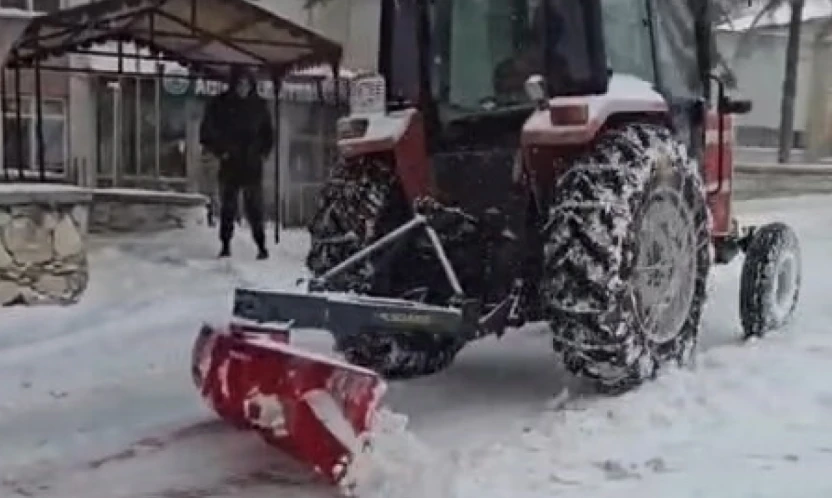 Elazığlı duyarlı vatandaşlardan karla mücadelede ekiplere destek
