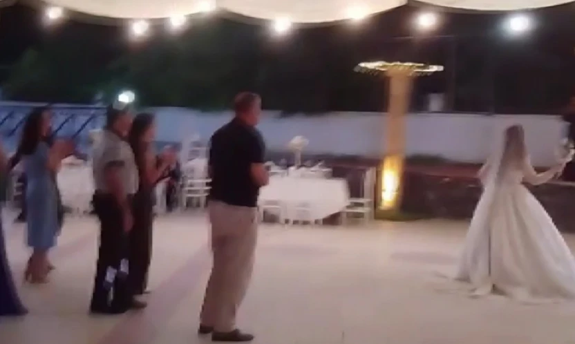 Gelin çiçeği için genç kızlar değil erkekler yarıştı