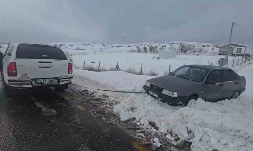 Göreve giden valilik koruma ekibi, yolda kalan vatandaşı kurtardı