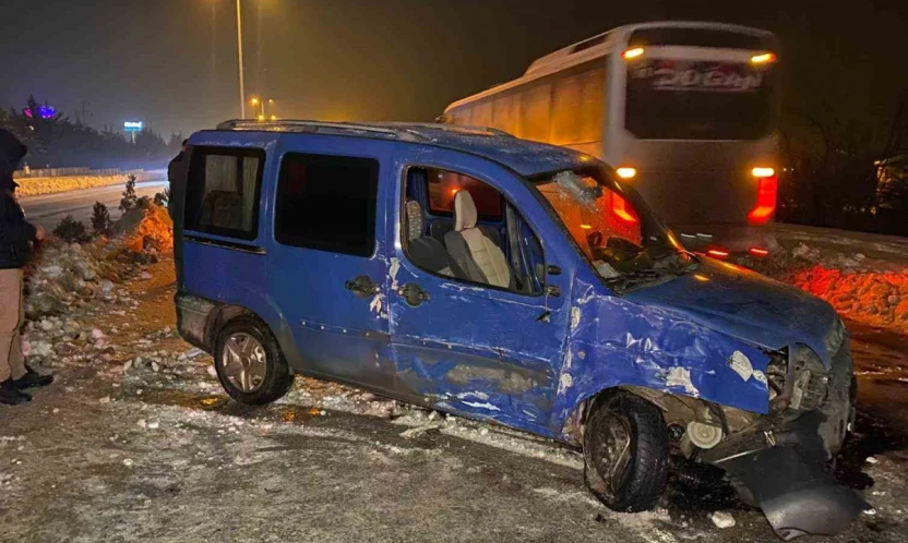 Hafif ticari araç, direğe çarpıp karşı şeride geçti: 4 yaralı