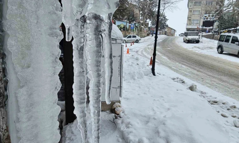Harput'ta dondurucu soğuklar: Çatılarda metrelerce buz sarkıtları oluştu