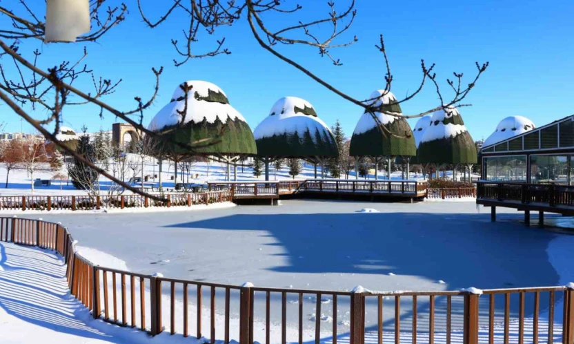 Hava sıcaklıklarının eksi 13'ü gördüğü kentte süs havuzları dondu