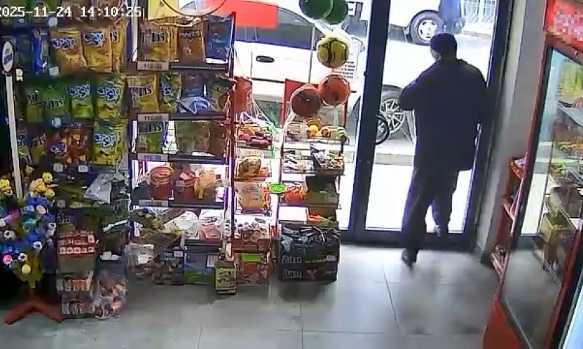 Kapıyı fark etmedi, kafasıyla camı kırdı