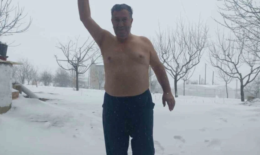 Kar sevinciyle üstsüz dışarı çıktı