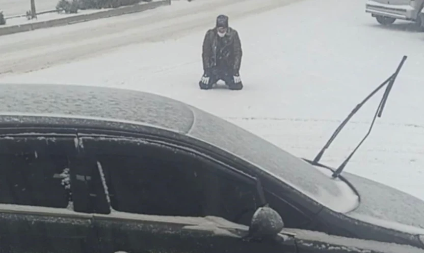 Kar yağışını görünce cadde ortasında secde etti