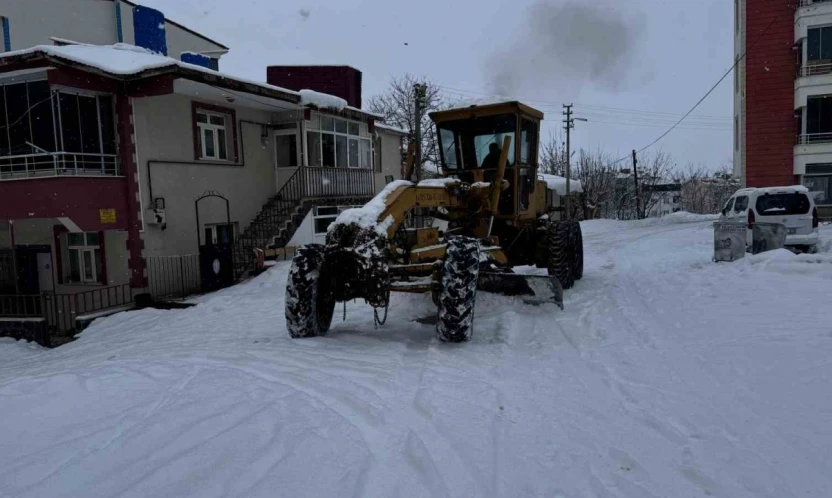 Karakoçan'da karla mücadele çalışmaları sürüyor