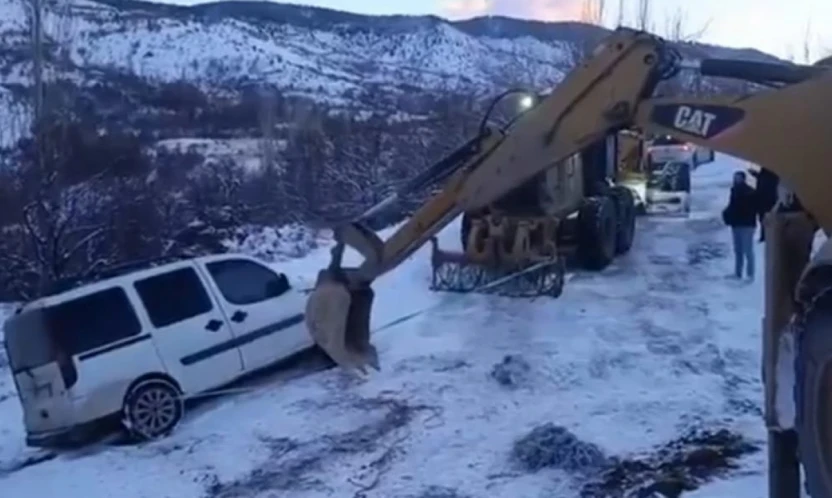 Karda mahsur kalan araç, ekipler tarafından kurtarıldı