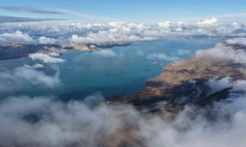 Karla kaplı dağ ve eteğindeki göl, kartpostallık görüntüler oluşturdu