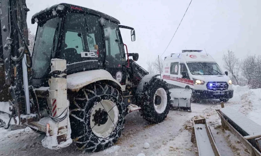 Karla kaplı yolda kalan ambulansı ekipler kurtardı