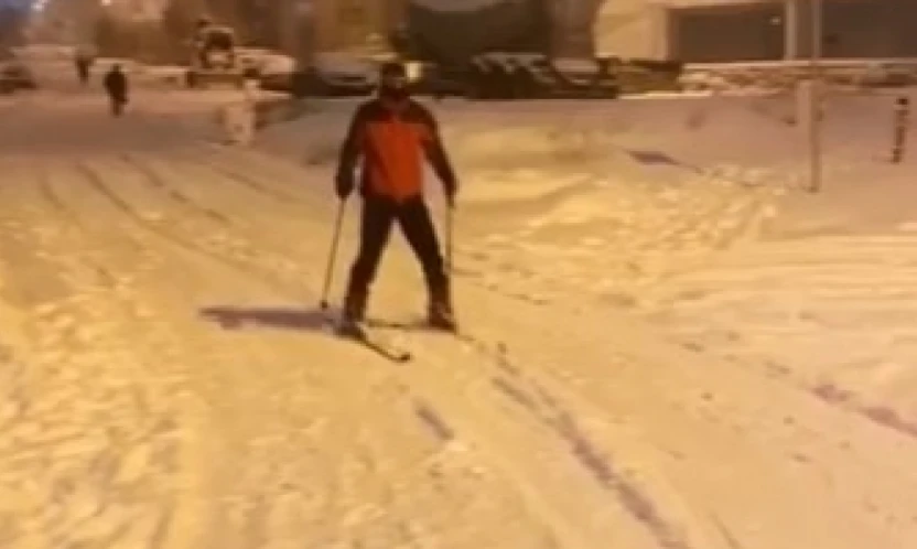 Kayak takımıyla caddede gezdi