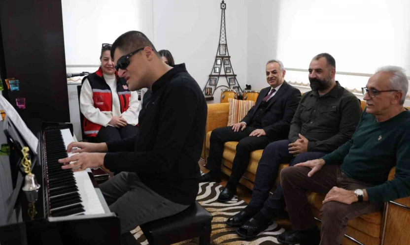 Konservatuvarı dereceyle bitiren görme engelli Mehmet dört enstrümanda ustalaştı