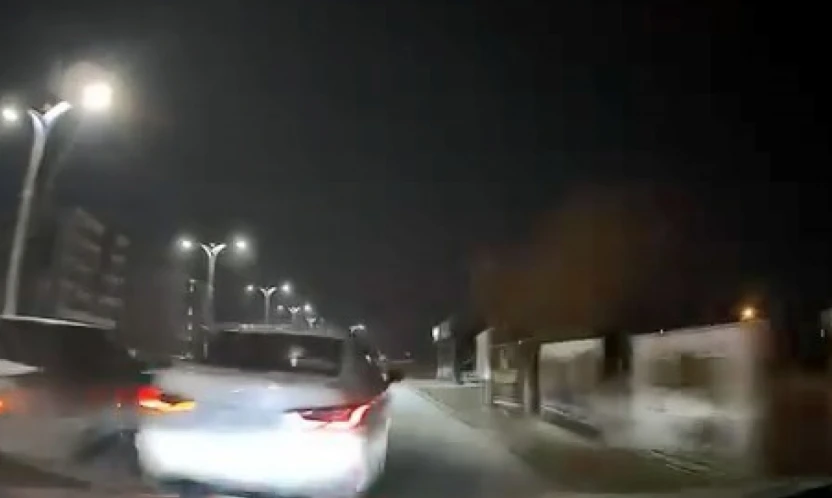 Makas atıp araca çarptı, bir şey olmamış gibi olay yerinden kaçtı