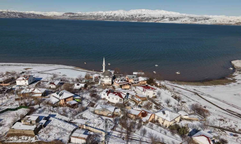 Mavinin ve beyazın buluştuğu köy, eşsiz manzaralar oluşturdu