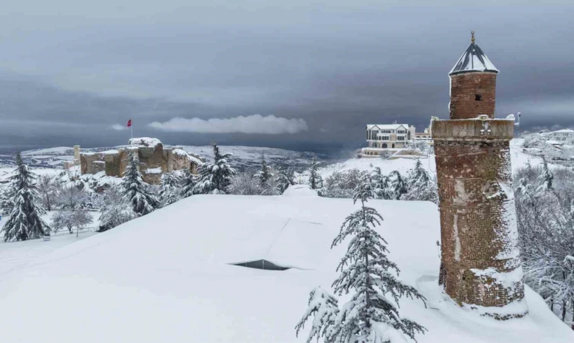 Medeniyetlerin beşiği Harput beyaza büründü, kartpostallık görüntüler oluştu