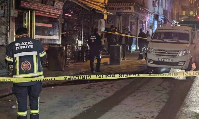 Motosikletin çarptığı pikabın yakıt deposu delindi: Yol trafiğe kapatıldı