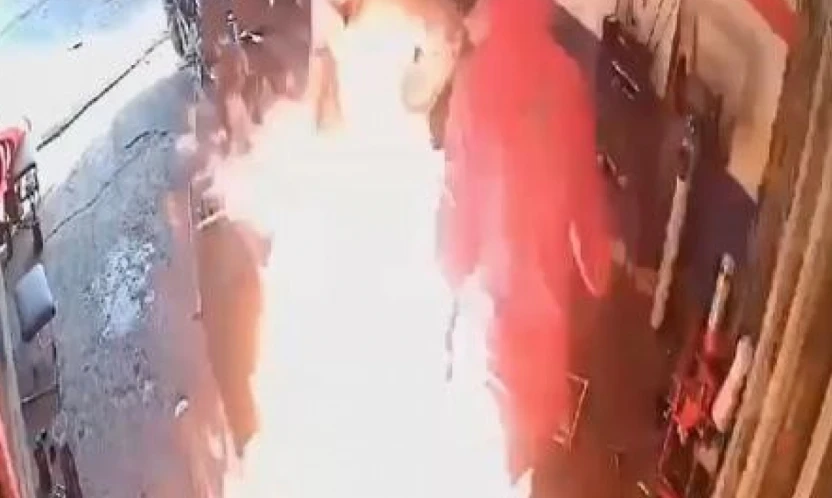 Motosikletteki yangına yanıcı maddeyle müdahale edince alevlerin arasında kaldılar: O anlar kamerada