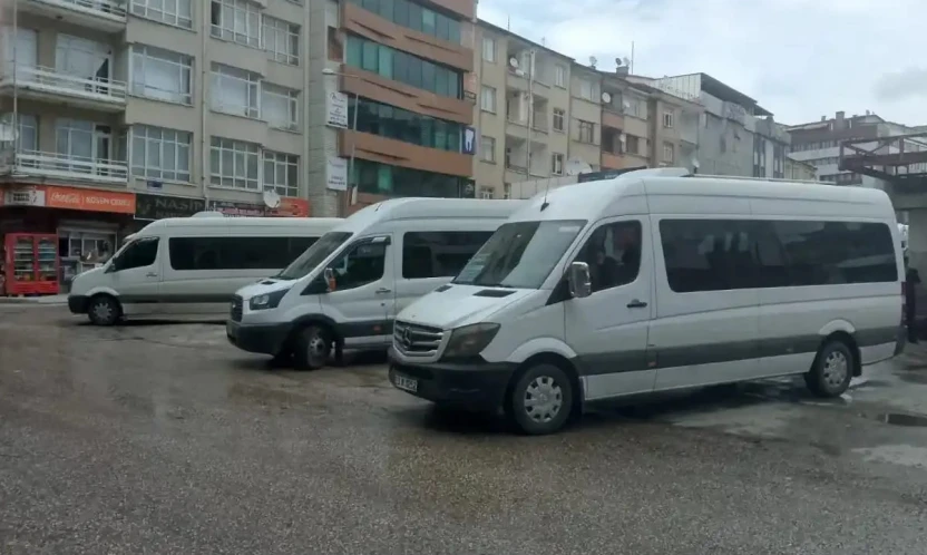 Öğrenciler Derse, Vatandaş İşe Geç Kalıyor: Bahçelievler'de Minibüs Çilesi!