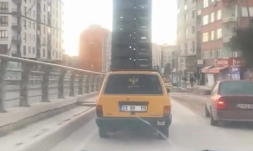 Otomobilin tavanında sebze kasaları taşıdı, trafiği tehlikeye attı