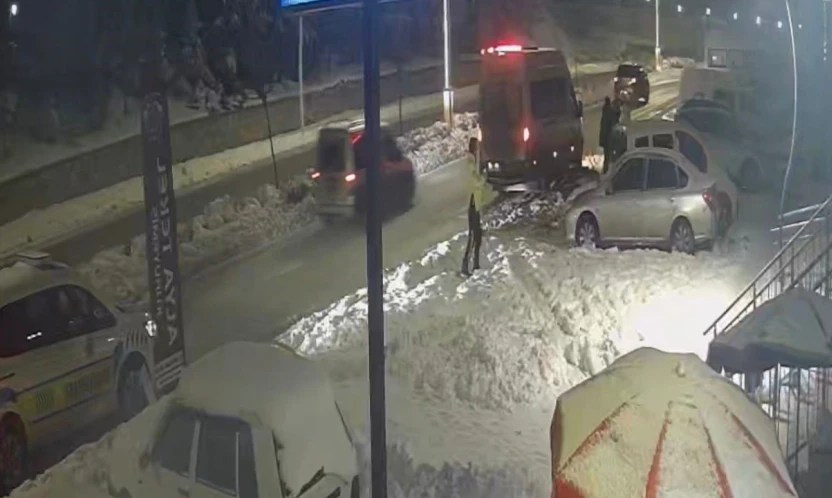 Park halindeki araçlara çarpıp kaçtı: o anlar kamerada